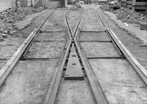 837233 Afbeelding van de aanleg van het straatspoor bij de Sint-Jobshaven te Rotterdam.
